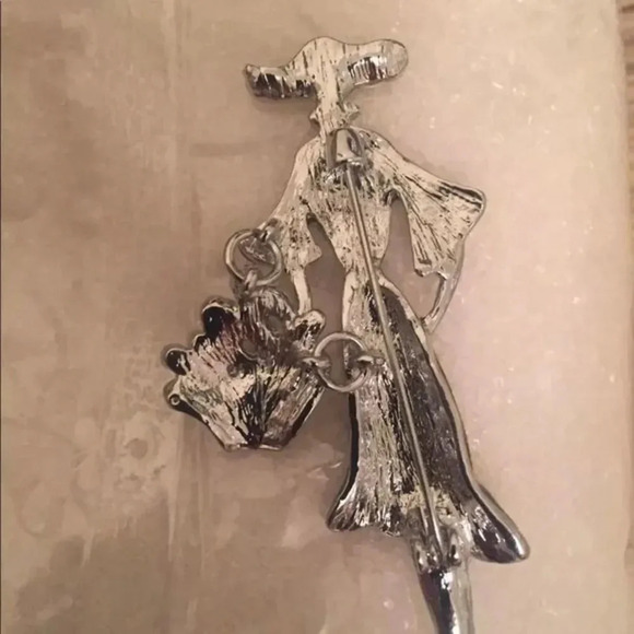 Lady with Bag Brooches Women - Picture 10 of 11